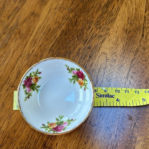 Royal Albert, Old country roses set of 4 elegant,tiny bowls. Diameter: 3 inches. - Picture 7 of 7